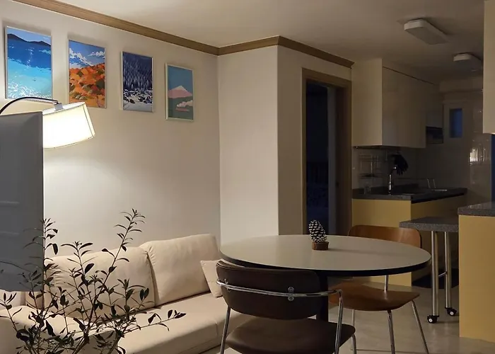 Korean Life, Dressing Room, 3 Beds, 8 Minutes To The Station, Long-term Stay, Airport Bus, Washing Machine, Dryer, Yeouido * Seul