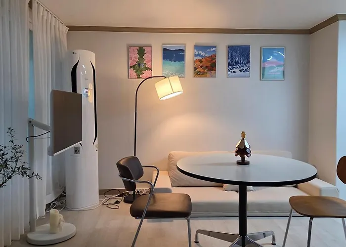 Korean Life, Dressing Room, 3 Beds, 8 Minutes To The Station, Long-term Stay, Airport Bus, Washing Machine, Dryer, Yeouido Seul