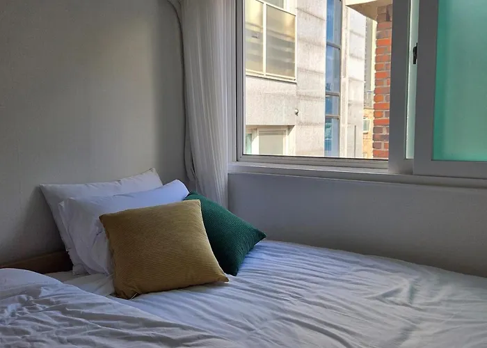 Korean Life, Dressing Room, 3 Beds, 8 Minutes To The Station, Long-term Stay, Airport Bus, Washing Machine, Dryer, Yeouido Seul