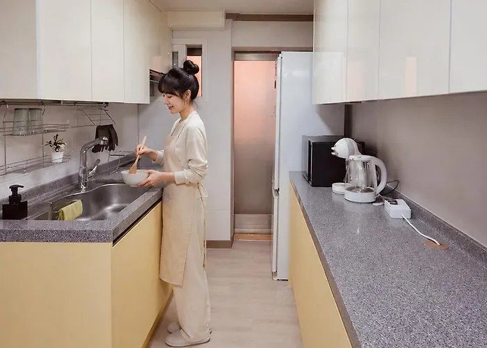 Korean Life, Dressing Room, 3 Beds, 8 Minutes To The Station, Long-term Stay, Airport Bus, Washing Machine, Dryer, Yeouido