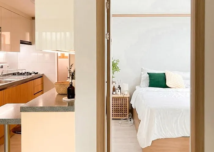 Korean Life, Dressing Room, 3 Beds, 8 Minutes To The Station, Long-term Stay, Airport Bus, Washing Machine, Dryer, Yeouido