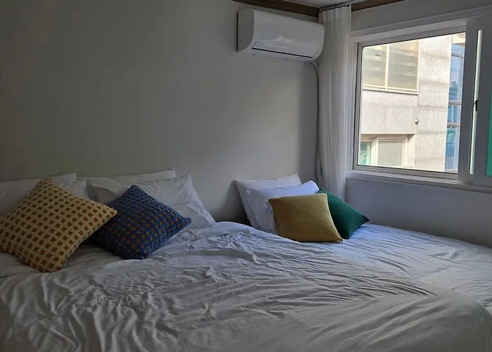 Korean Life, Dressing Room, 3 Beds, 8 Minutes To The Station, Long-term Stay, Airport Bus, Washing Machine, Dryer, Yeouido