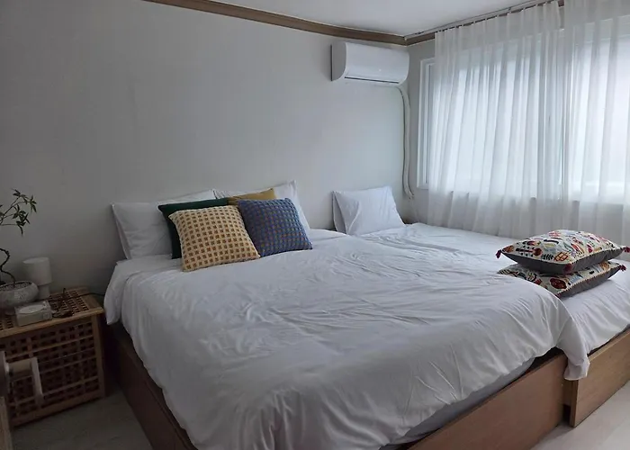 Korean Life, Dressing Room, 3 Beds, 8 Minutes To The Station, Long-term Stay, Airport Bus, Washing Machine, Dryer, Yeouido